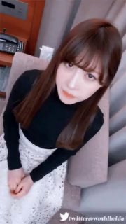 風騷學妹初次下海，露臉跟狼友互動撩騷，揉奶玩逼浴室洗澡誘惑，粉嫩的奶子好誘人，看著就很刺激，不要錯過